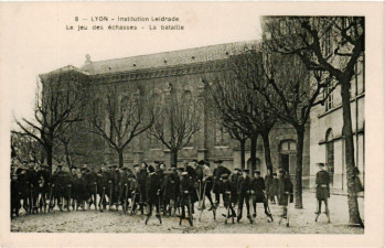 Lyon 5e (Rhône), Institution Leidrade 59 montée du Chemin Neuf  Jeu des échasses.jpg