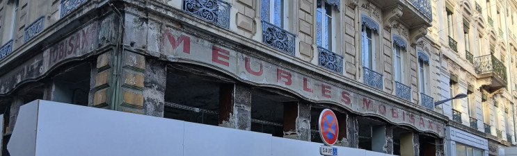 Lyon 6e (Rhône), enseigne découverte lors des travaux de modification de la Banque de Savoie (Angle place Edgar Quinet et avenue Maréchal de Saxe) et Avant la boutique de meubles ce fut une boulangerie !.jpg