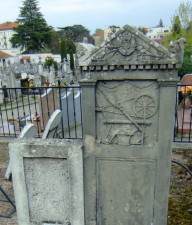 Tombe_famille_Lortet_1,_Oullins.jpg