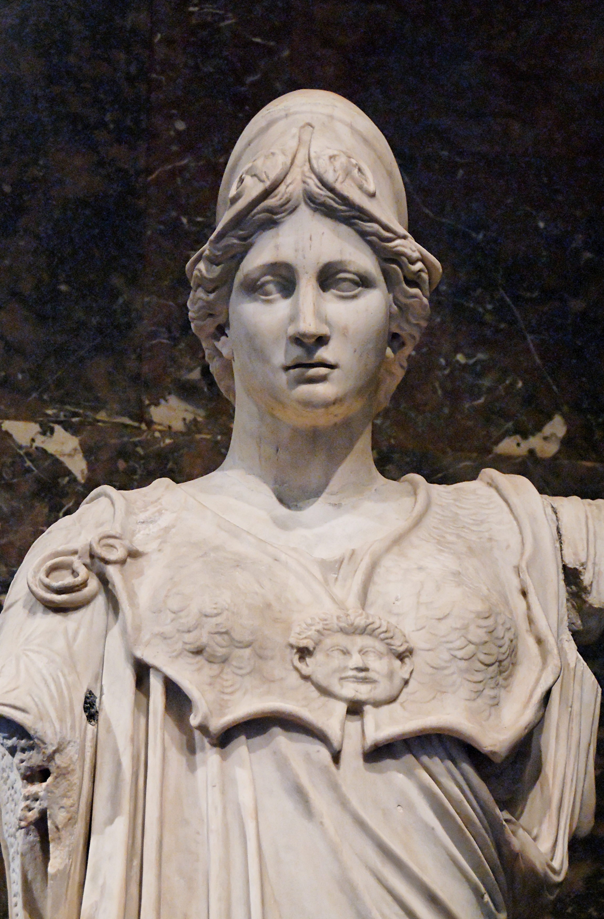 Athéna du type Hope-Farnèse portant l'égide, copie romaine d'un original du Ve siècle av. J.-C., musée du Louvre.